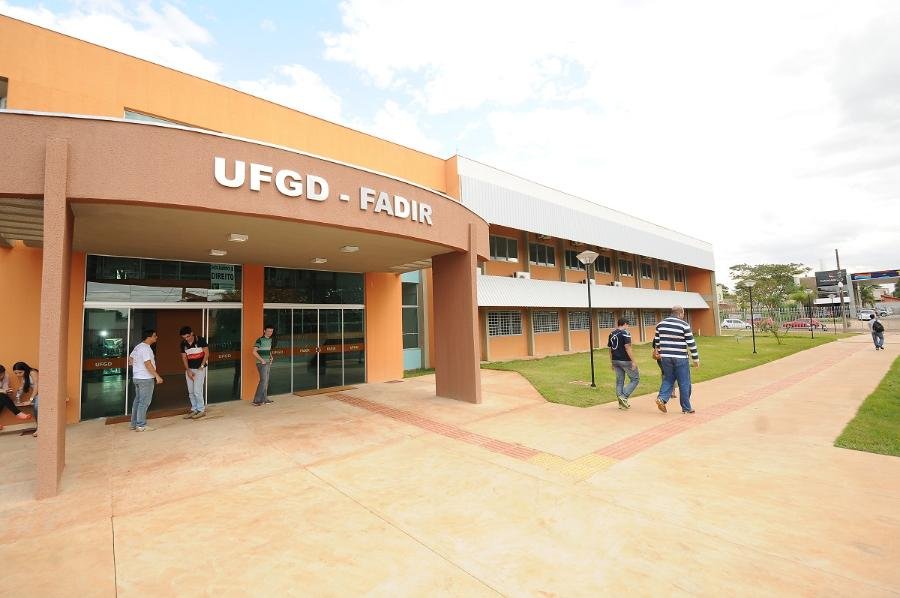 UFGD abre concurso para docentes com cinco vagas e salário de R$ 13,2 mil