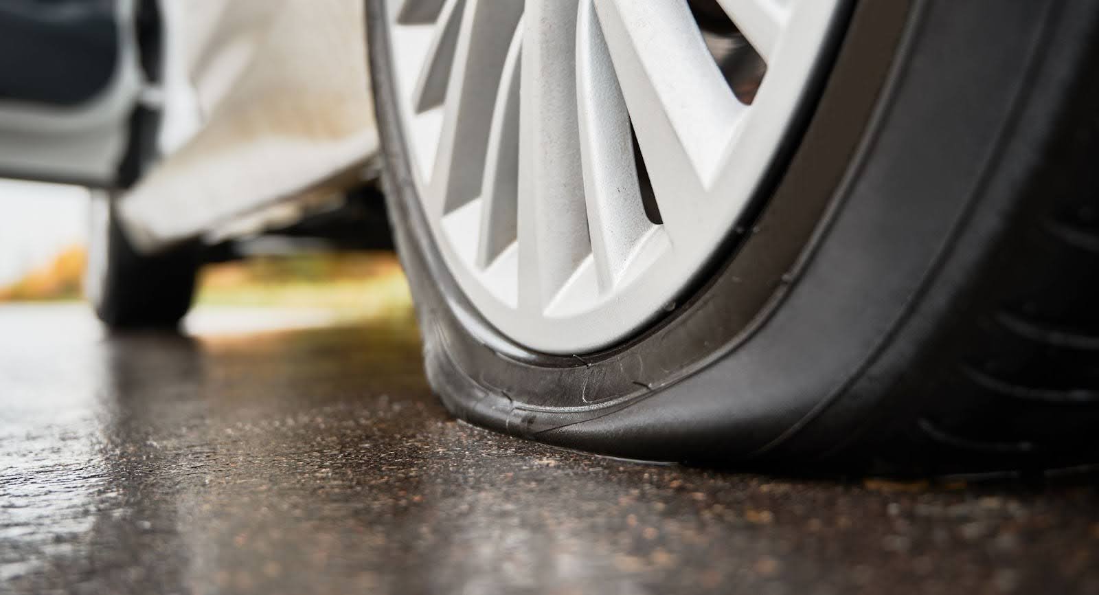 Pneu murcho pode aumentar o consumo de bateria em carros elétricos; entenda o motivo