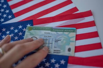 Nova orientação sobre green card pode aumentar rigor na análise de pedidos de brasileiros nos EUA