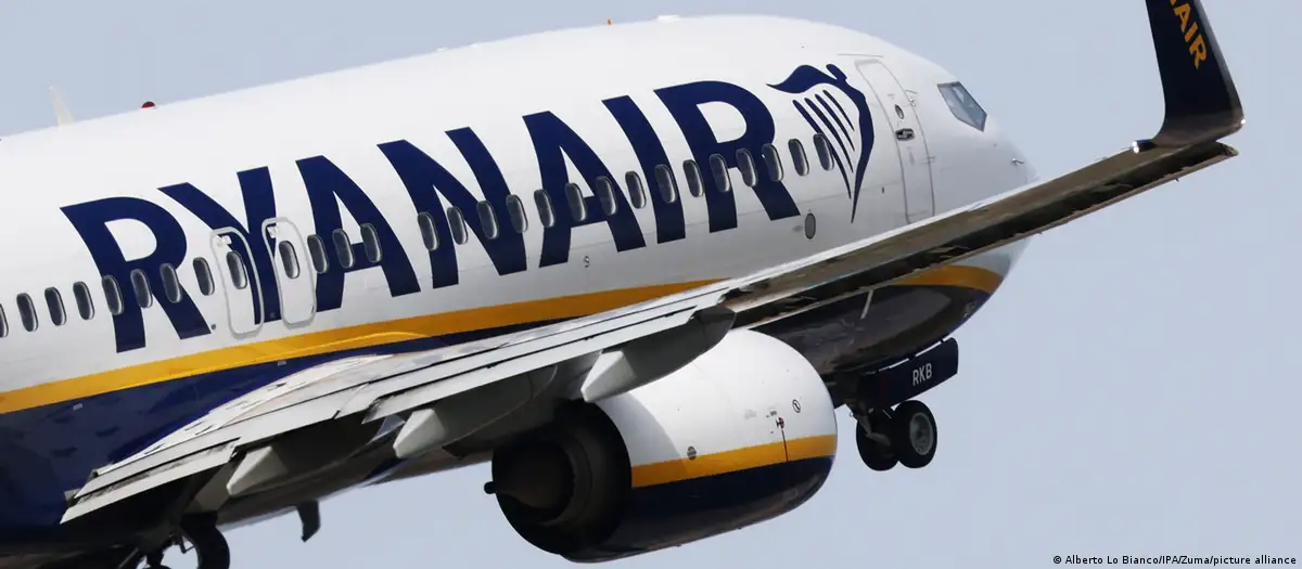 Janela se rompe durante voo da Ryanair e passageiro é parcialmente sugado para fora da aeronave