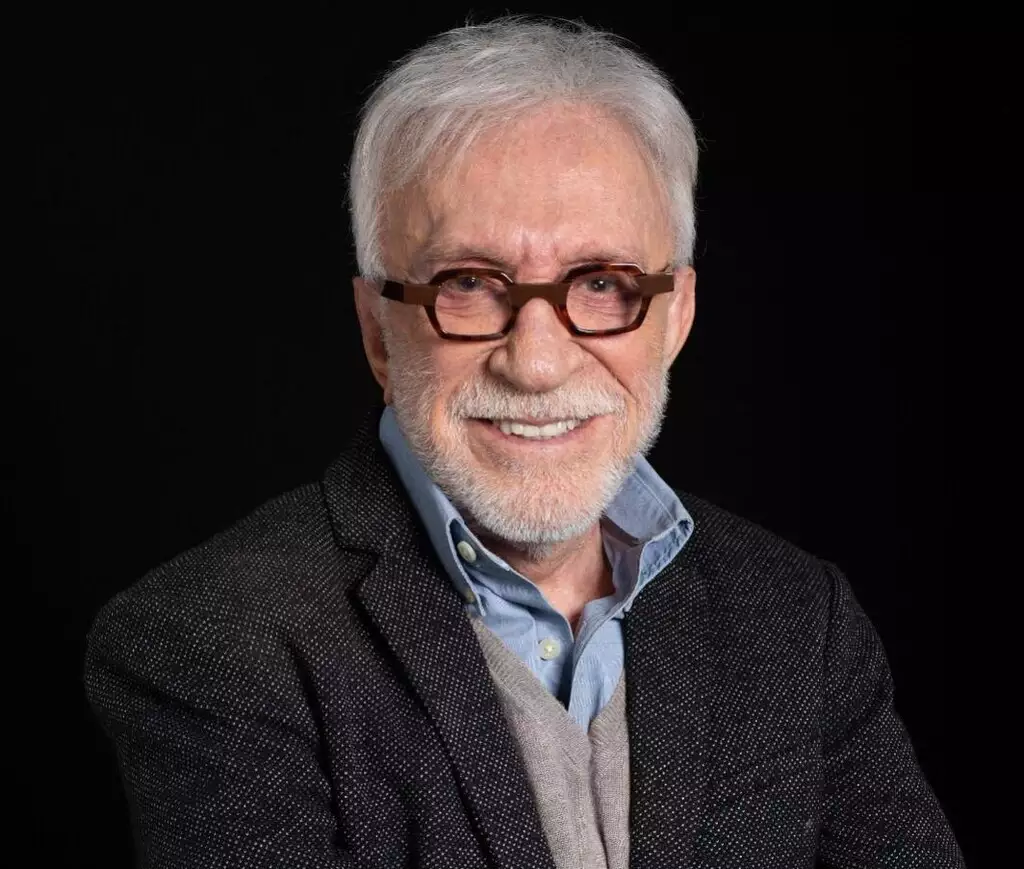 Quando a cortina se abre, 70 anos entram em cena: Moacyr Franco canta em Campo Grande