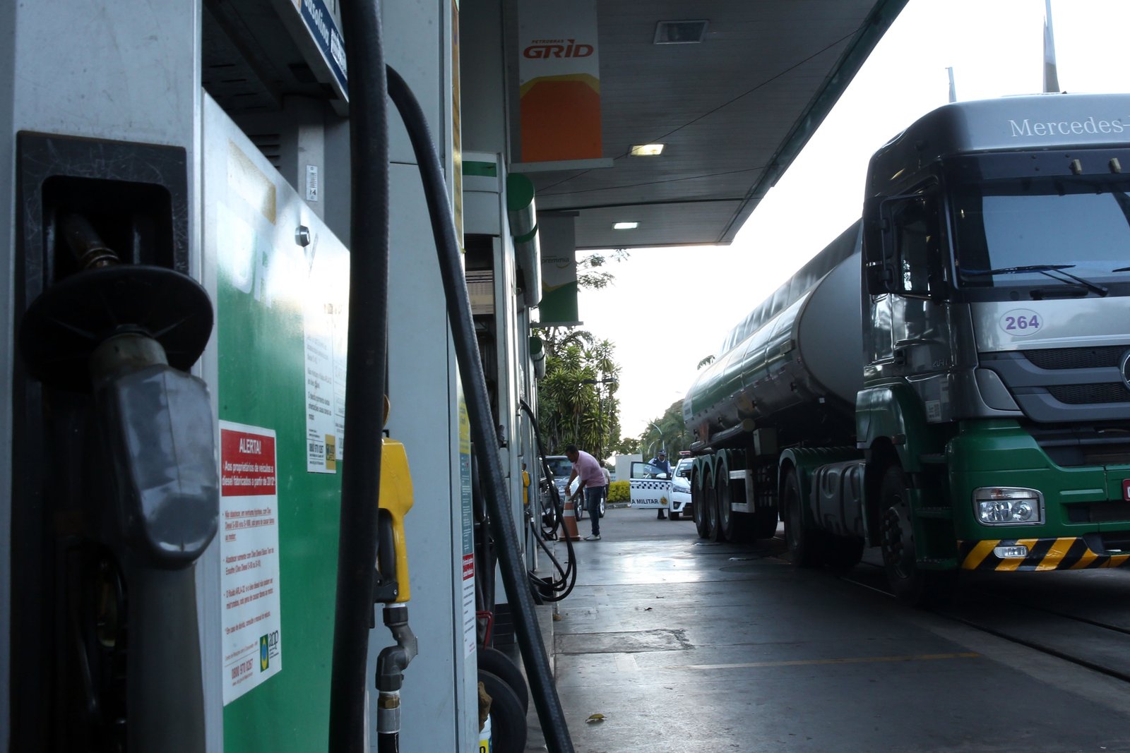 Para frear efeito da crise do petróleo, União injeta R$ 3,33 bilhões nos combustíveis