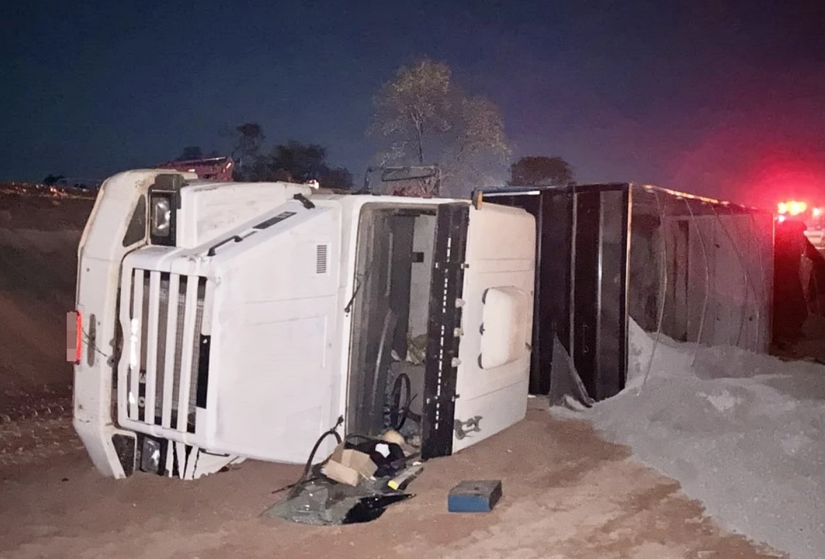 Carreta tomba em obra da BR-163, espalha carga e deixa motorista ferido em Coxim