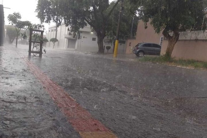 Frente fria deixa 53 cidades de MS em alerta após chuva com granizo