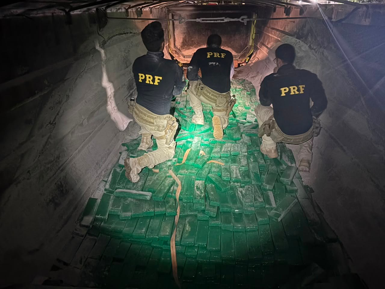 PRF encontra quase 3 toneladas de maconha e mais de meia tonelada de cocaína em caminhões na BR-262