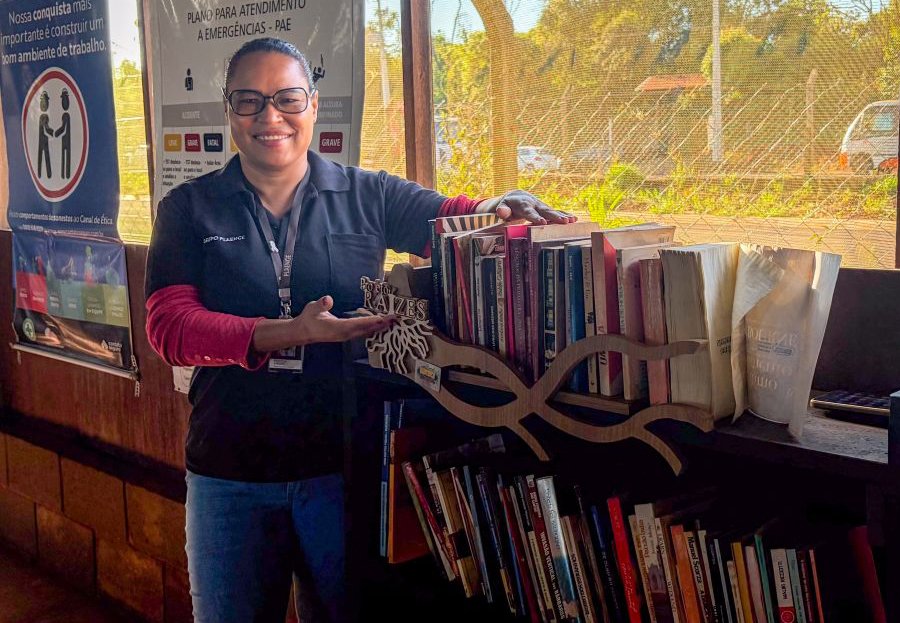 Biblioteca Viva leva livros aos canteiros da Plaenge e muda rotina de colaboradores