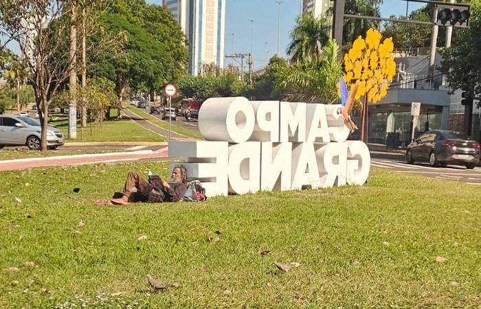 O Homem, o Livro e as Duas Pombinhas