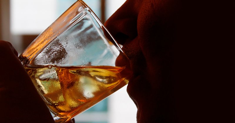 Novo app do SUS calcula risco do consumo de álcool e orienta usuários
