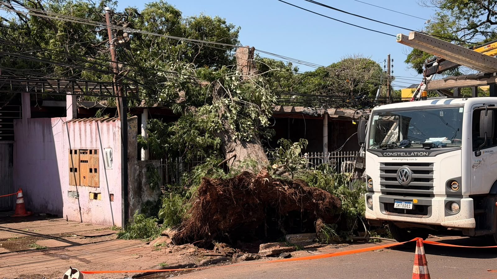 Campo Grande amanhece sob chuva forte enquanto equipes correm para reparar estragos e reestabelecer energia