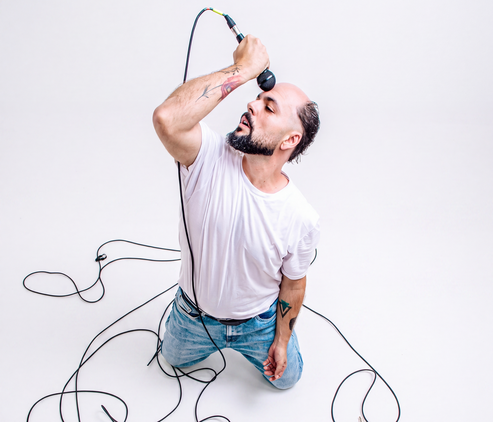 André Tristão leva experiências com HIV e ódio virtual ao palco em espetáculo gratuito