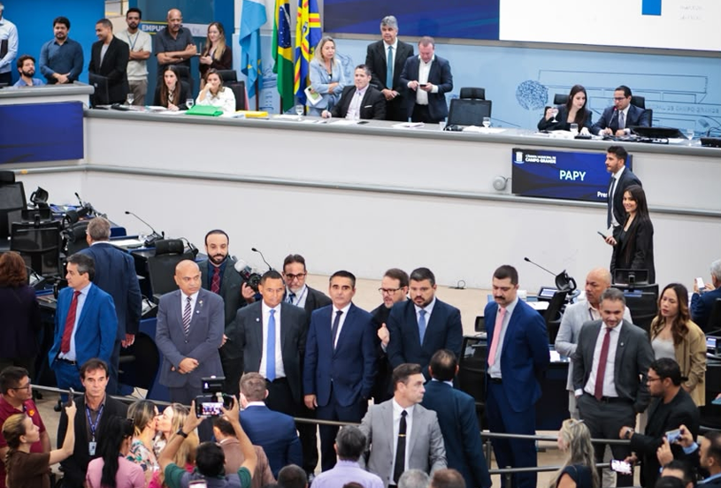Gritos, confusão e intervenção da Guarda marcam sessão sobre tapa-buracos