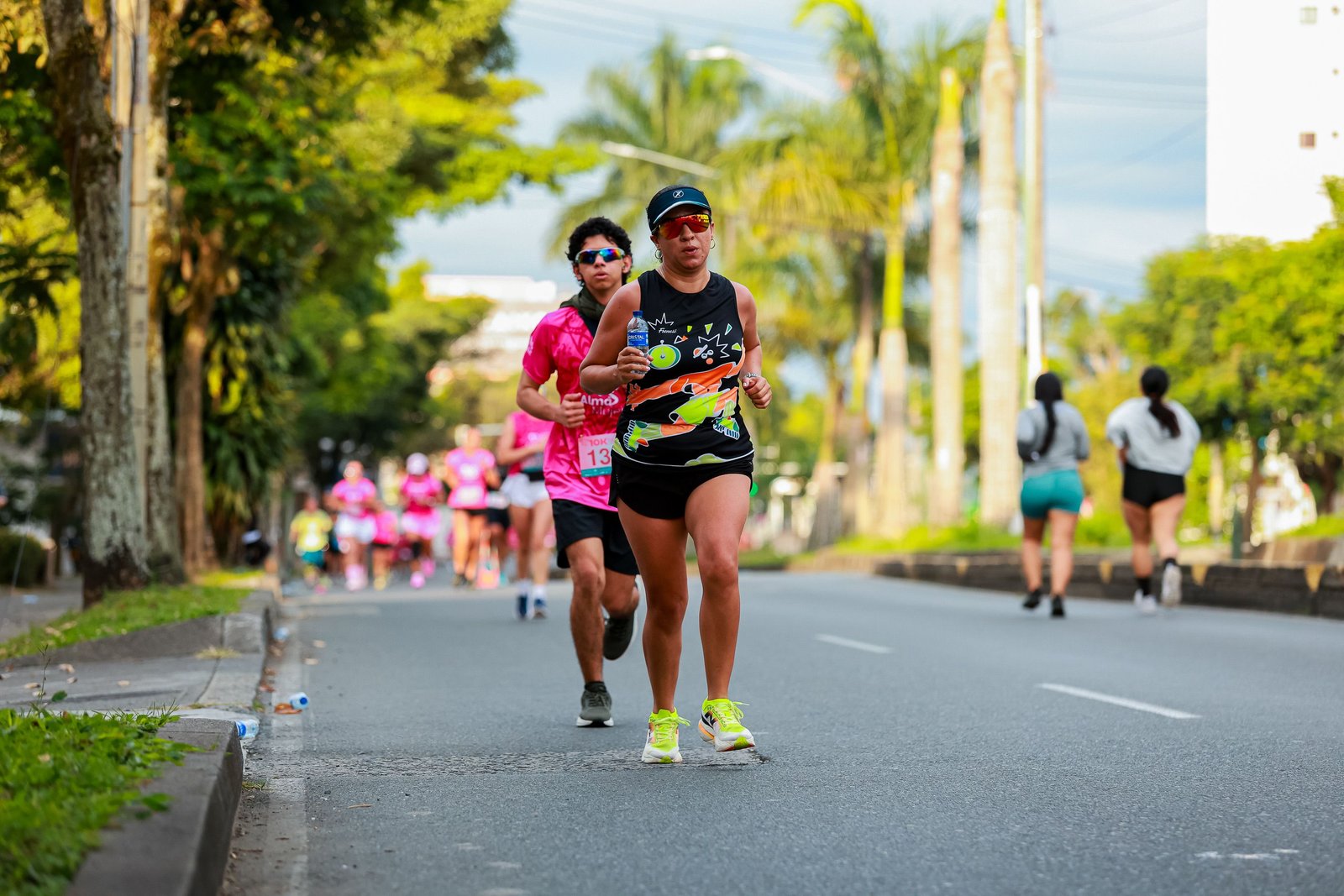 Dor no peito e tontura durante a corrida: saiba quando parar e como agir