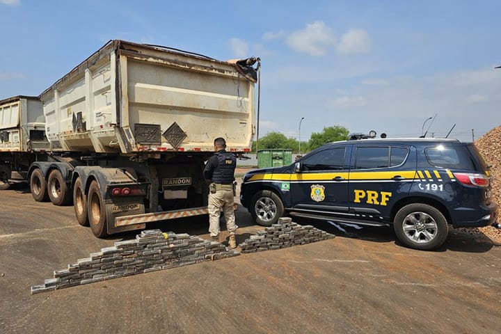 PRF apreende 129 kg de cocaína no Indubrasil