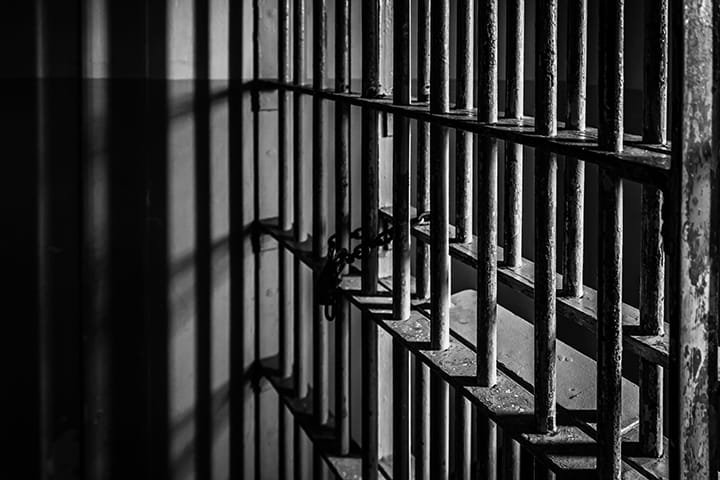 Réu pega 30 anos por homicídio dentro de delegacia em Sete Quedas (MS)