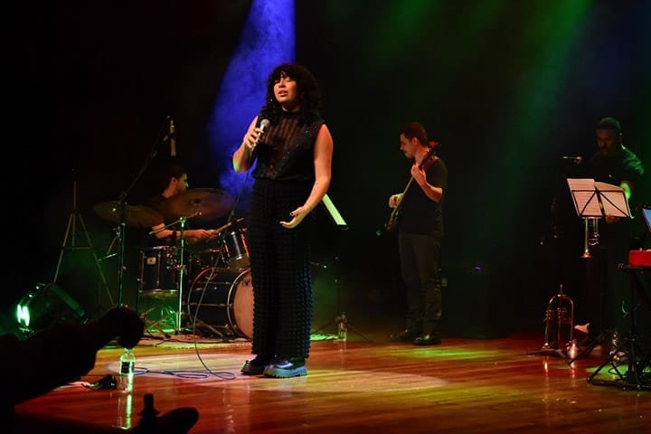 Karla Coronel interpreta sucessos do álbum Caju no Ponto Bar nesta quinta