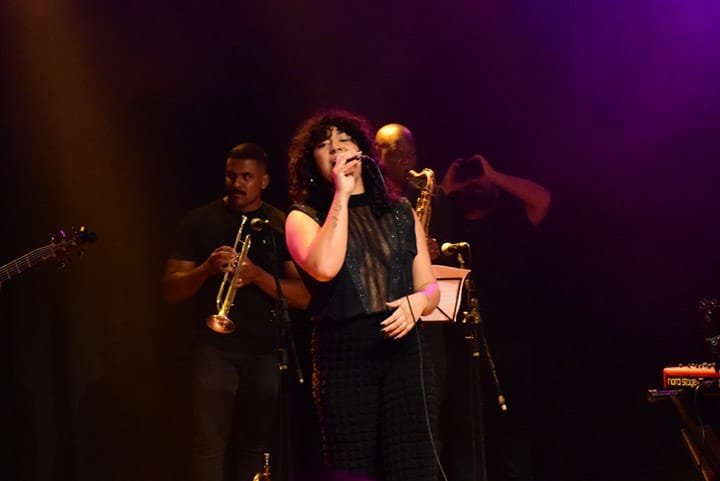 Karla Coronel interpreta sucessos do álbum Caju no Ponto Bar nesta quinta