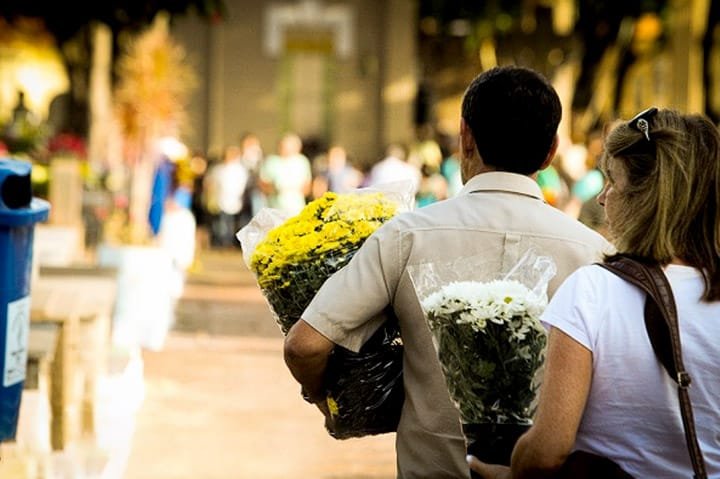 Finados: variação de preço em flores e velas chega a 242%