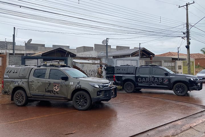Polícia Civil e Militar fecham ponto de drogas no Aero Rancho e prendem foragido