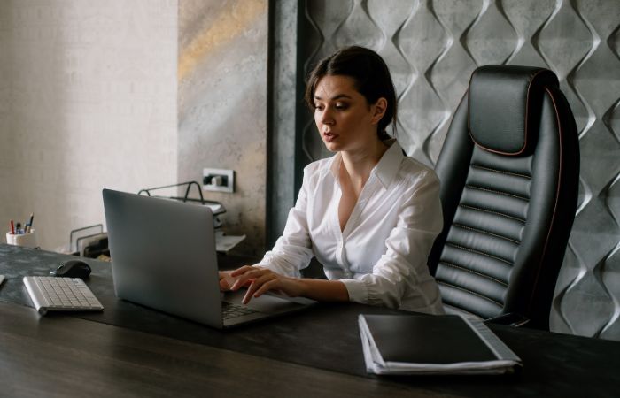 Descubra como transformar hábitos e gatilhos financeiros em aliados do sucesso. Mude rotinas e alcance suas metas financeiras.