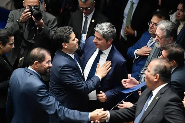 Davi Alcolumbre assume presidência do Senado com promessa de diálogo e união