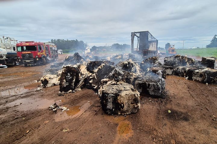 Incêndio em carreta destrói 32 toneladas de pluma em Chapadão do Sul
