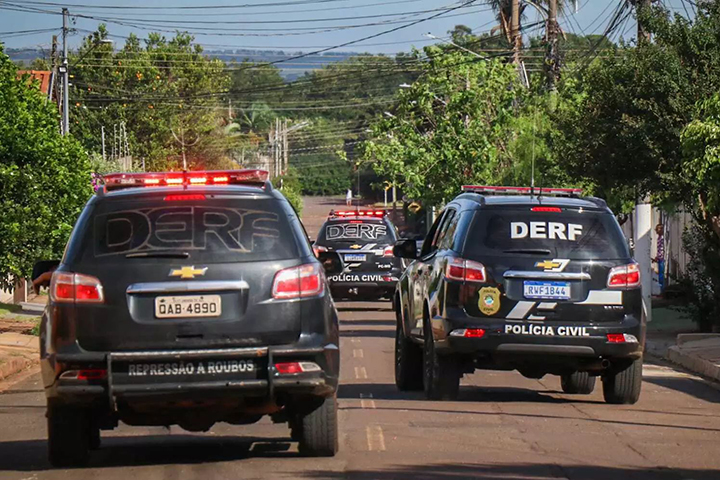 Foragidos por estupro e tráfico são presos em ação da Polícia Civil na região do Anhanduizinho