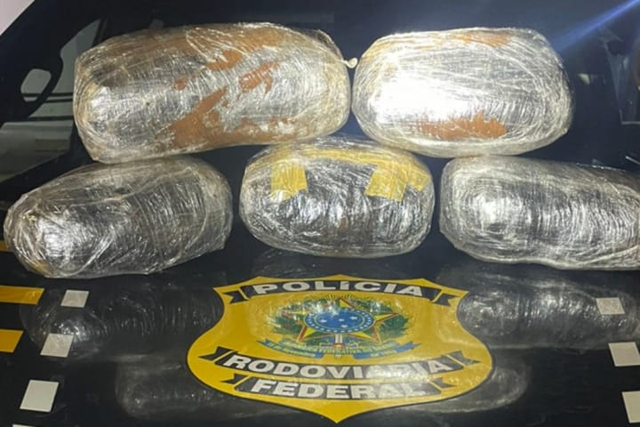 Passageiro de ônibus é preso com 5,1 kg de maconha na BR-262