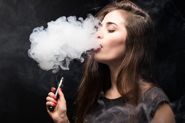 Cigarro eletrônico desmineraliza dentes e aumenta risco de cáries, revela estudo da USP