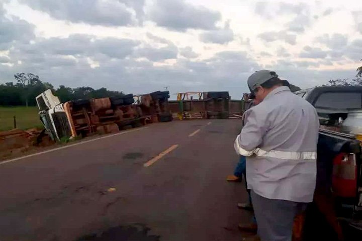 Motorista fica ferido após carreta tritrem tombar na MS-377 em Inocência