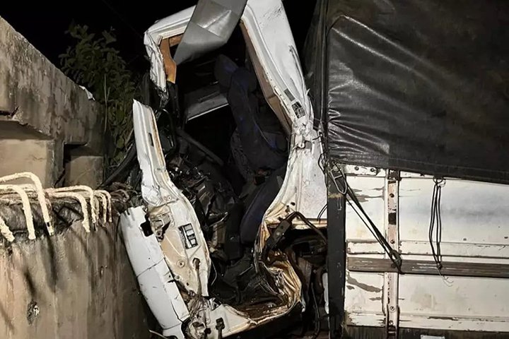 Motorista morre após bater caminhão em ponte inacabada na BR-163
