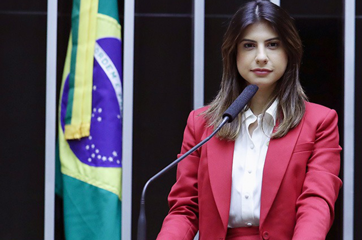 Após duas cirurgias bem-sucedidas, Camila Jara celebra retirada total do câncer