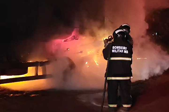 Incêndio em carreta de minério é contido por bombeiros em Ladário