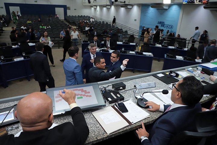 Prefeitura barra R$ 8,7 milhões para entidades e vereadores reagem