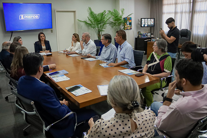 Adriane apresenta projetos e busca recursos com bancada federal em Campo Grande