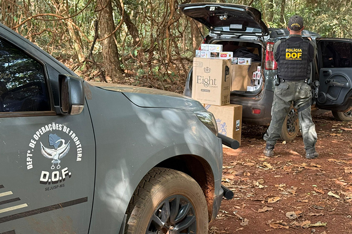 Carro com 550 pacotes de cigarros é apreendido em mata de Laguna Carapã
