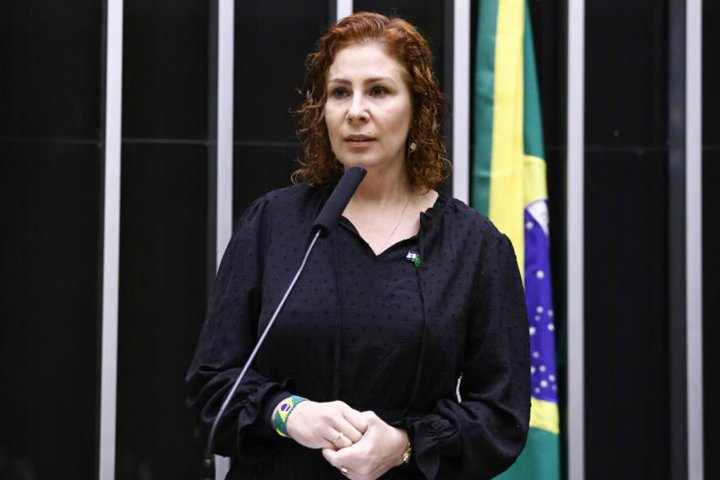 Carla Zambelli recorre contra condenação do STF e perda de mandato