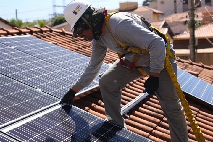 Tramita no Senado proposta que permite uso do FGTS para energia solar