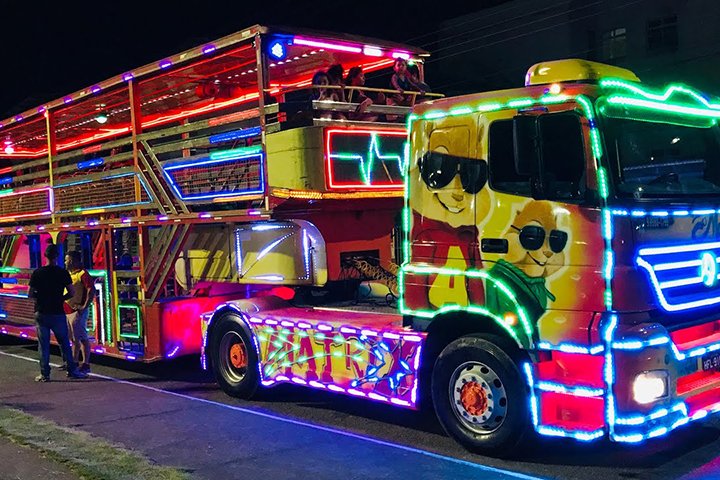 Proibição de músicas com apelo sexual em carretas da alegria agora é lei em Campo Grande