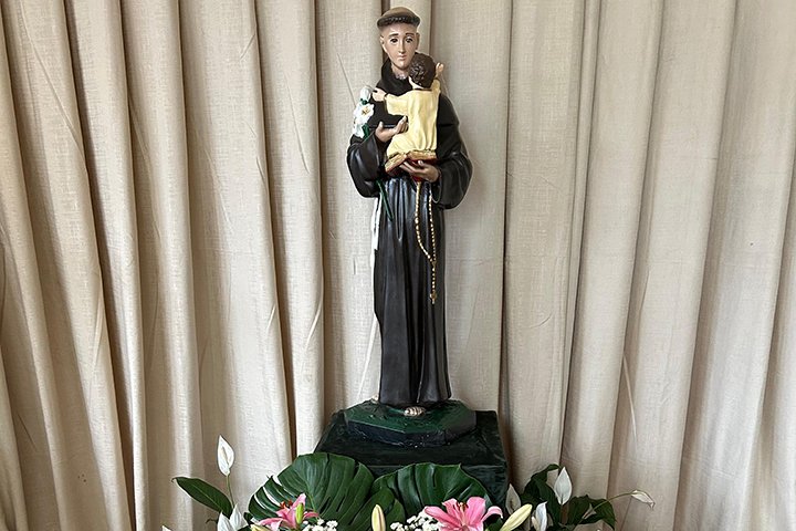 Dia de Santo Antônio em Campo Grande tem bolo com alianças e procissão
