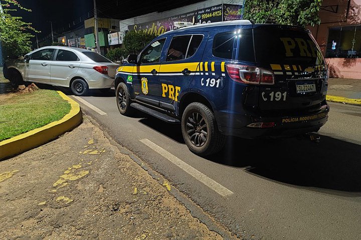 PRF recupera veículo em Água Clara após perseguição e prende dois homens