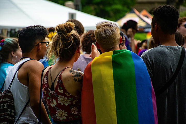 Rainbow washing: marcas que usam bandeira LGBTQIA+ sem compromisso real com a diversidade