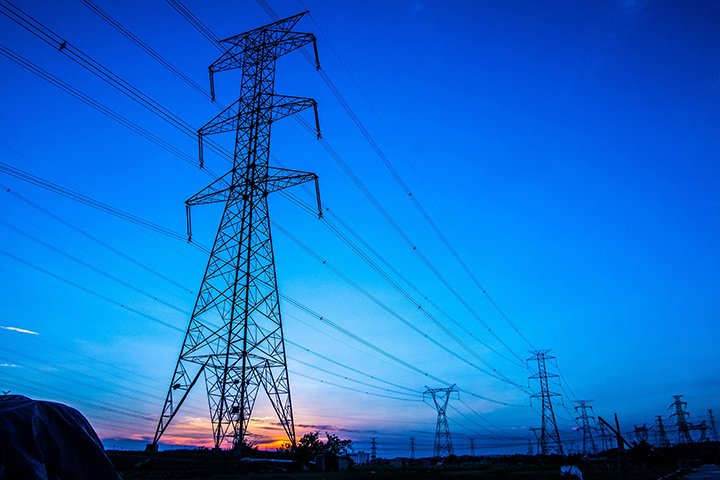 Após queda de vetos, governo corre para evitar alta na conta de luz