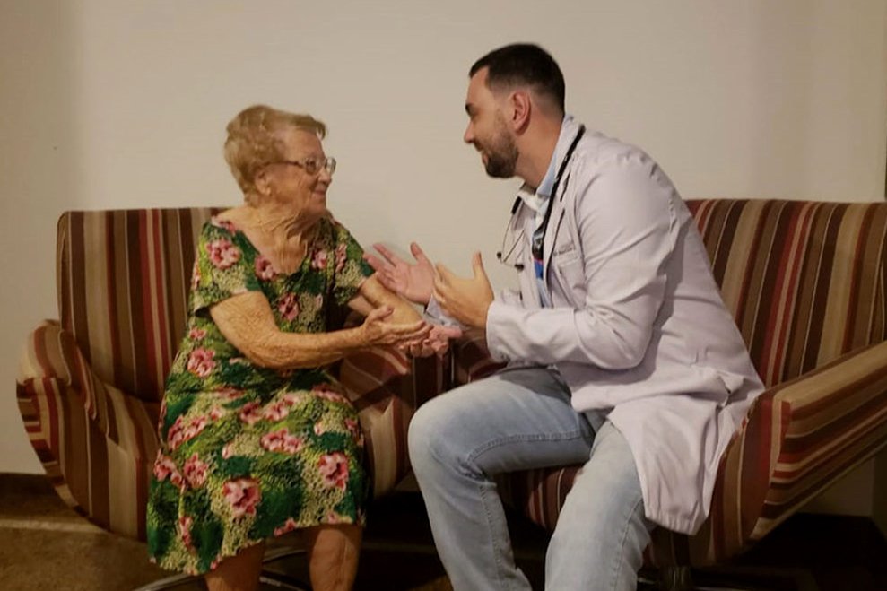 Atendimento domiciliar para idosos no SUS avança com aprovação em comissão da Câmara
