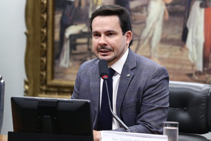 Condenados por estupro poderão passar por castração química, decide comissão da Câmara