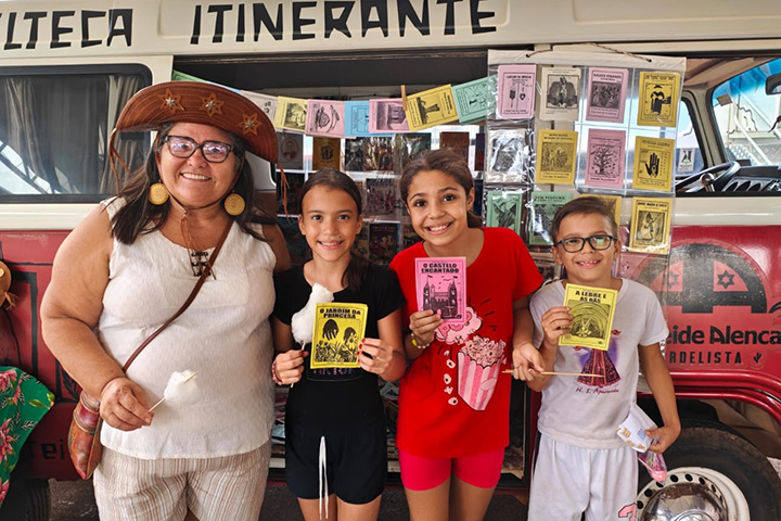 Cordelteca itinerante leva literatura de cordel às periferias de Dourados