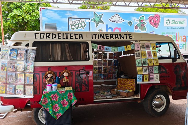 Cordelteca itinerante leva literatura de cordel às periferias de Dourados