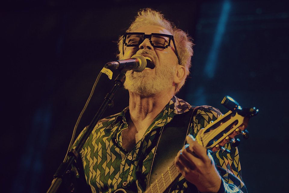 Jerry Espíndola recebe Calorosa e Paulo Monarco em noite musical na Cervejaria Canalhas