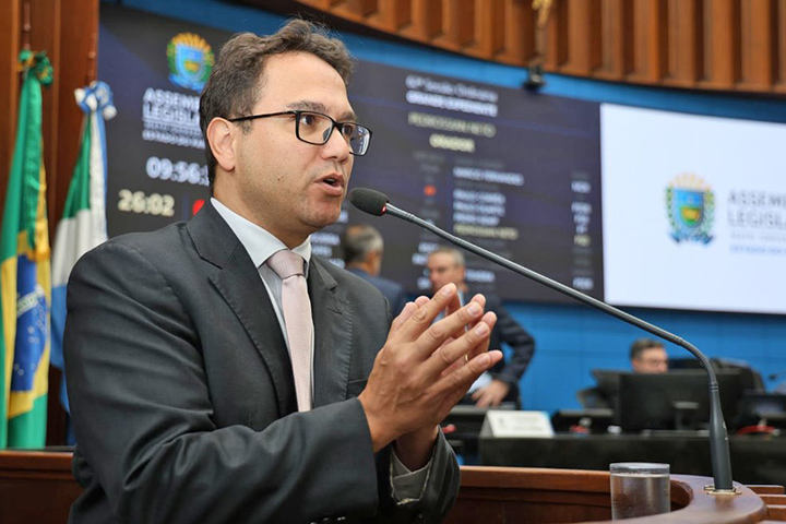 Pedrossian propõe suspensão de licença da JBS após mau cheiro afetar 100 mil moradores