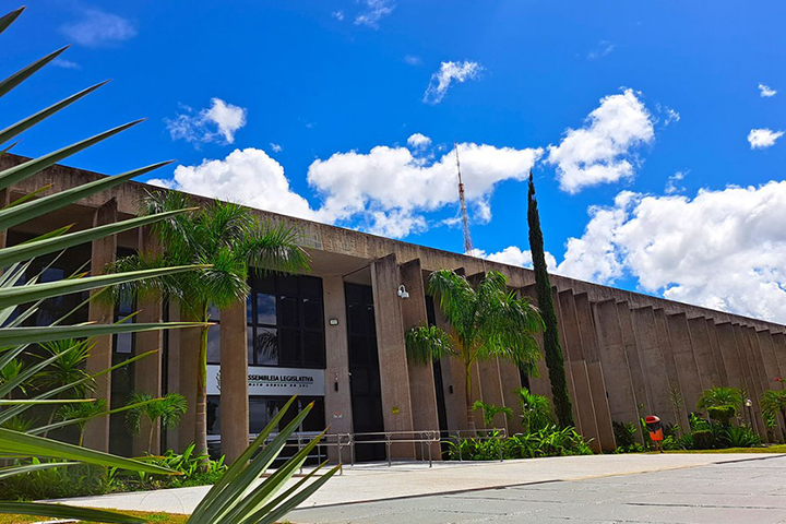 De volta à ativa, Assembleia Legislativa discute plano educacional e homenageia advogados em solenidade