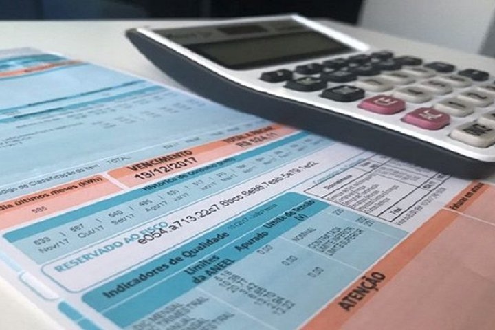 Bandeira vermelha patamar 2 entra em vigor com cobrança extra; bônus de Itaipu compensa famílias de menor consumo